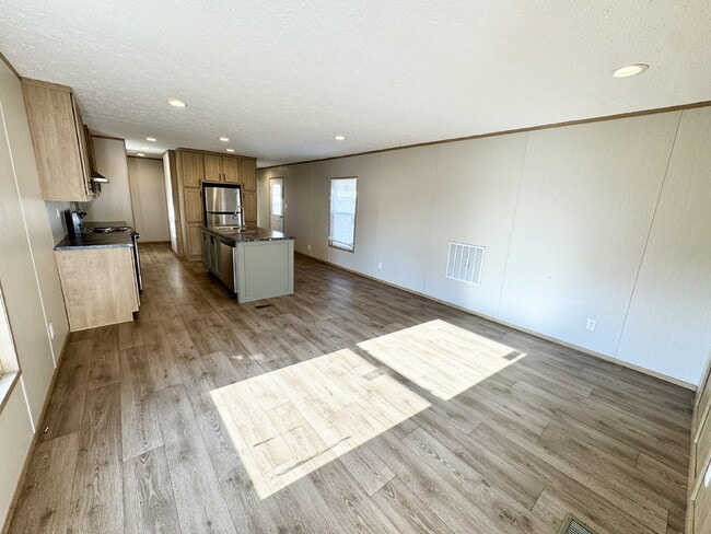 Building Photo - 2 Bedroom, 2 Full Bathrooms With Water Included in Pendleton