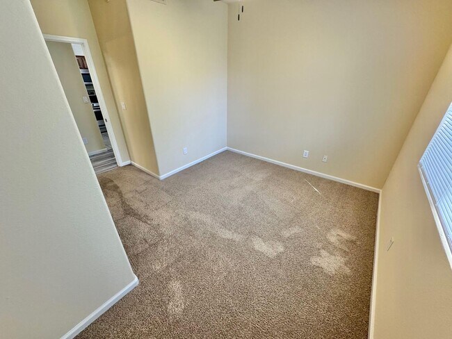 Building Photo - ABSOLUTELY STUNNING 2 BEDROOM, 2 BATHROOM CONDO LOCATED IN THE GATED COMMUNITY OF PACIFIC CREST I...