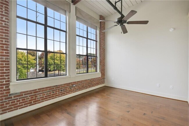 Building Photo - 1261 Caroline St NE