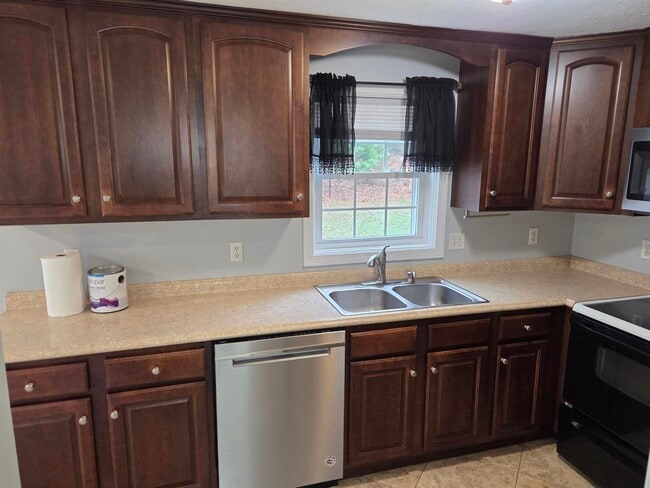 Building Photo - 16 River Rd