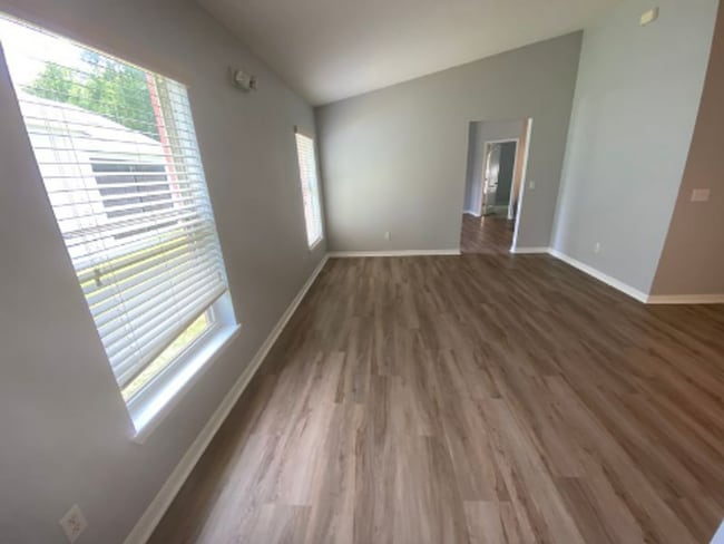 Building Photo - 4 Bedroom 3 Bath home in Sandy Ridge subdivision, in Davenport for RENT!
