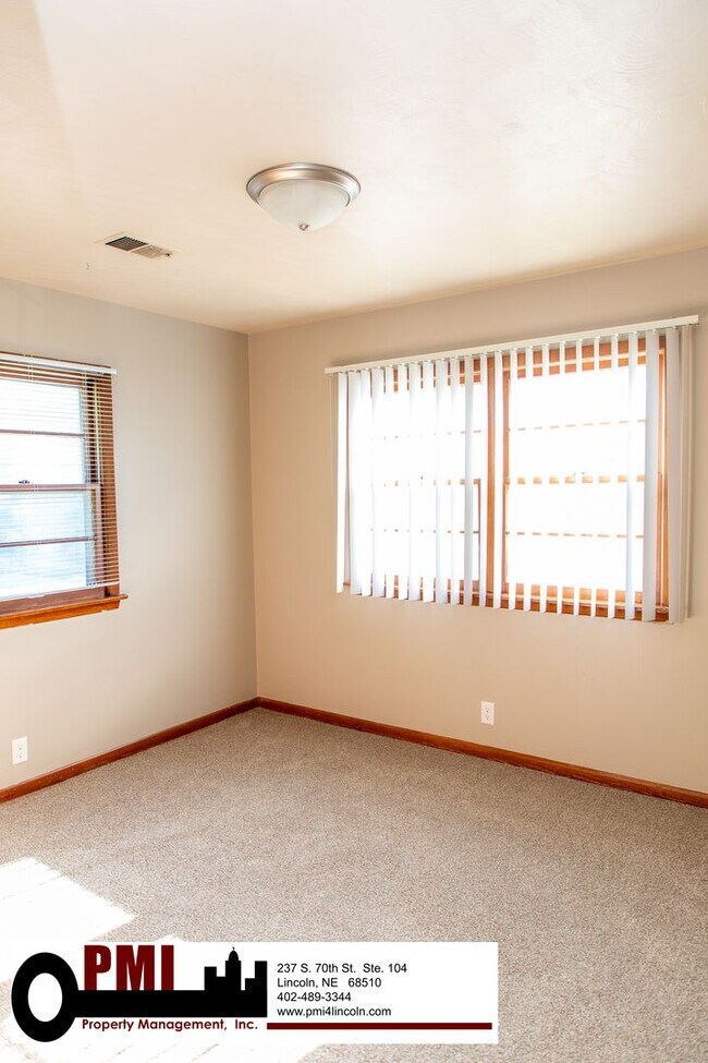 Building Photo - 2 Bedroom and 1.5 Bathroom Apartment Avail...