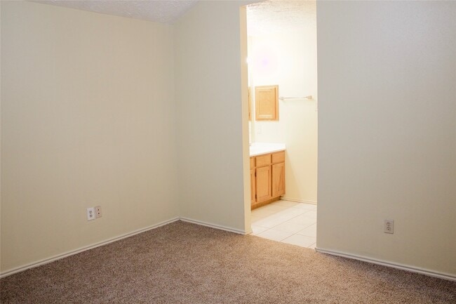 Building Photo - 2046 Hickory Glen Dr