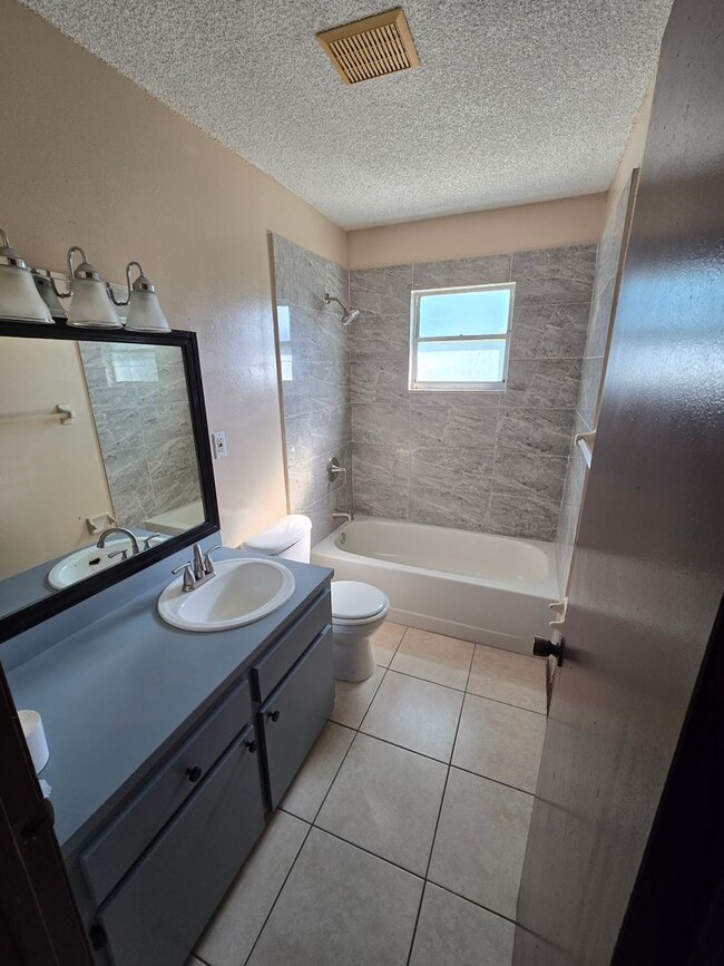 Building Photo - SPACIOUS 2 BEDROOM 1 BATH DUPLEX LOCATED I...