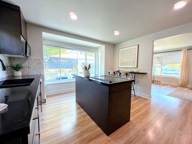 Building Photo - 1023 E Millbert Ave