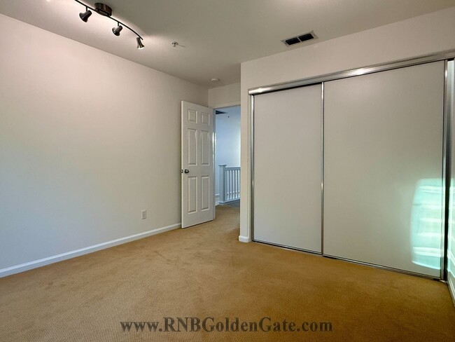 Building Photo - Gorgeous 3 bedroom, 2 and a half bathroom townhome in Hamilton Field for rent!