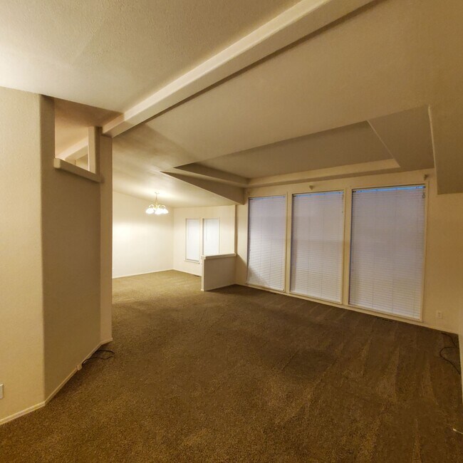 Building Photo - Pet Friendly 4 bedroom 2 bath home with a carport near Albany, OR