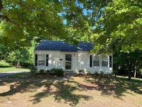Building Photo - 204 Rudolph Dr