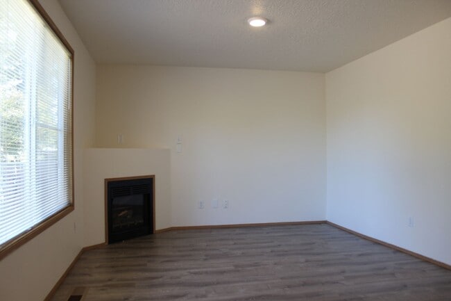 Building Photo - 4 BR, 2 1/2 BA home with fenced yard in qu...