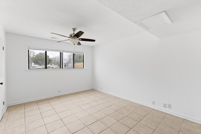 Building Photo - 220 W Saltwood Pl
