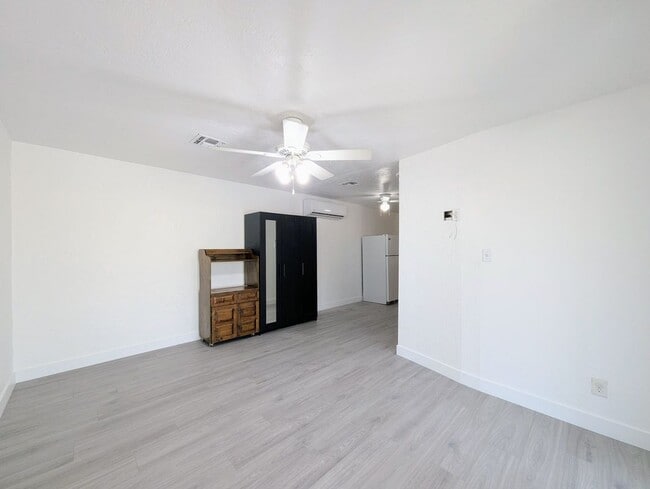 Building Photo - 2443 E Earll Dr