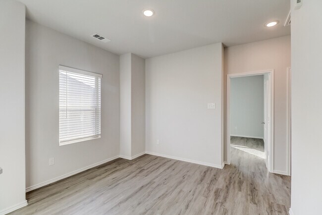 Building Photo - 1412 Ester Ln