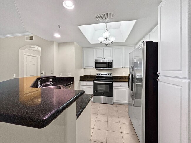 Building Photo - Beautiful 2BD/2BA Condo in La Jolla W/ W/D...
