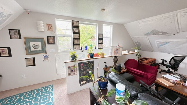 Building Photo - PRELEASE: 5 bdrm/2 bath in York neighborhood