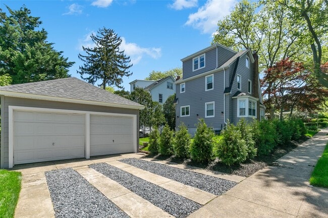 Building Photo - 25903 Pembroke Ave