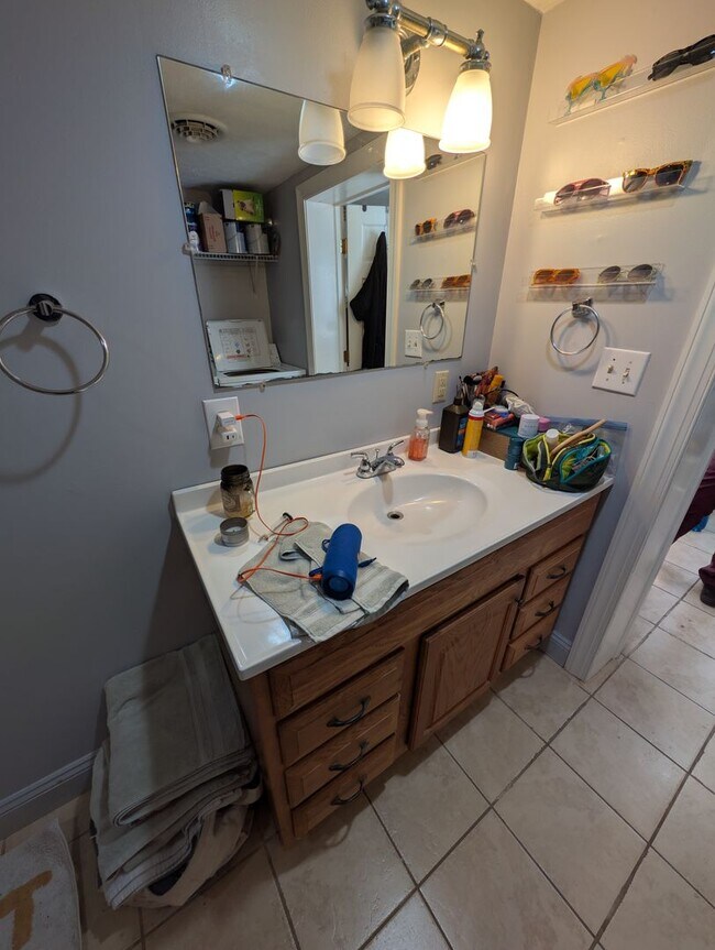 Building Photo - 705 Progress St NE