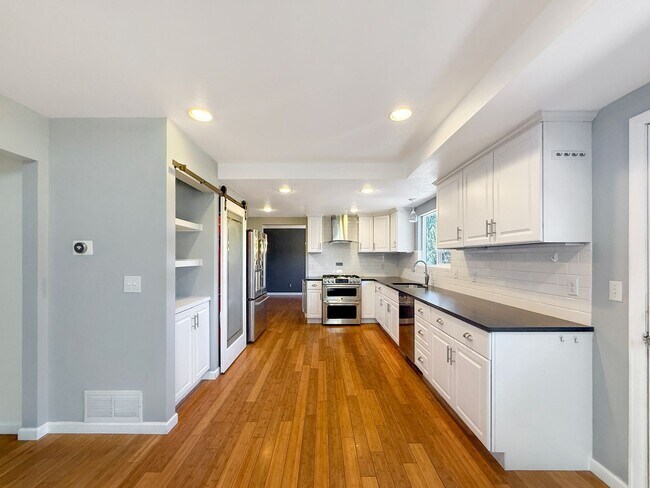 Building Photo - $0 DEPOSIT OPTION. SPACIOUS 5-BEDROOM CENT...