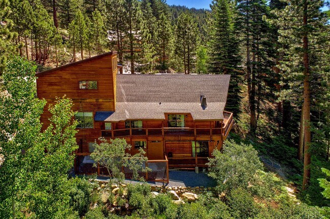 Building Photo - Gorgeous Lakeview! Pet Friendly w a Garage & AC!