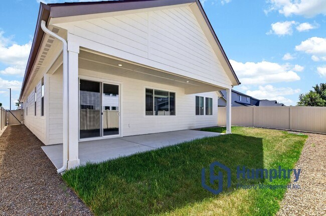 Building Photo - Beautiful home minutes from Costco
