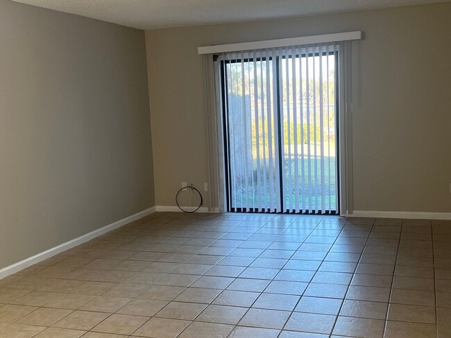 Building Photo - WATERFRONT CONDO IN LAKE PARK