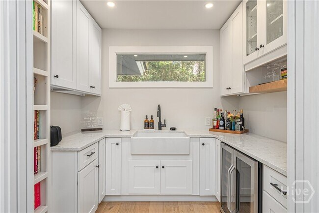 Building Photo - 10 Howley Ln