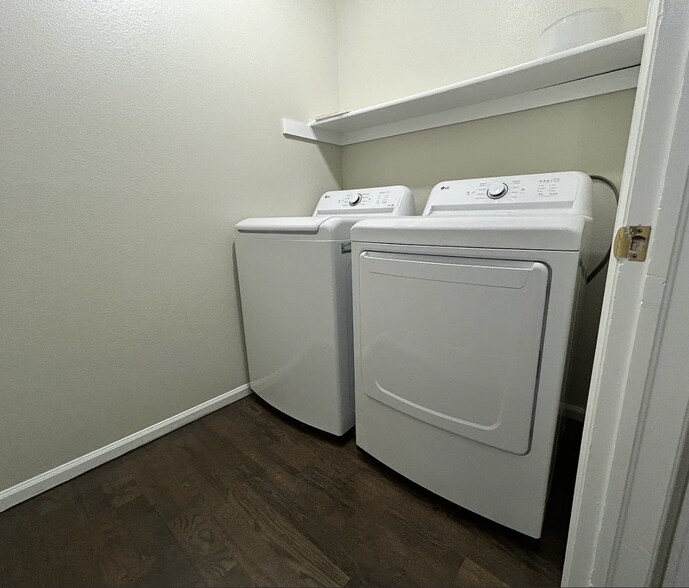 Building Photo - 806 Century Ln