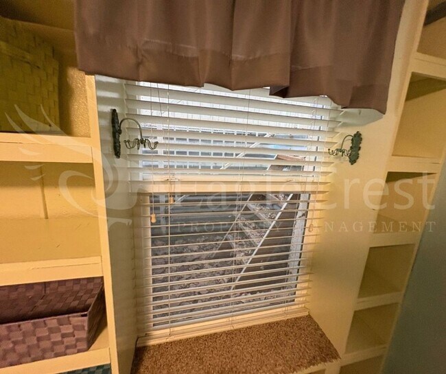 Building Photo - Three Bedroom, Two Bathroom House Near Sha...