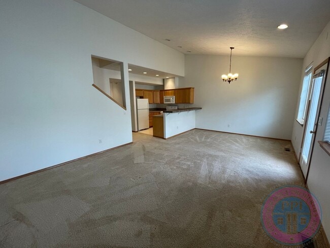 Building Photo - Sunnyside Townhome Close to Restaurants  &...