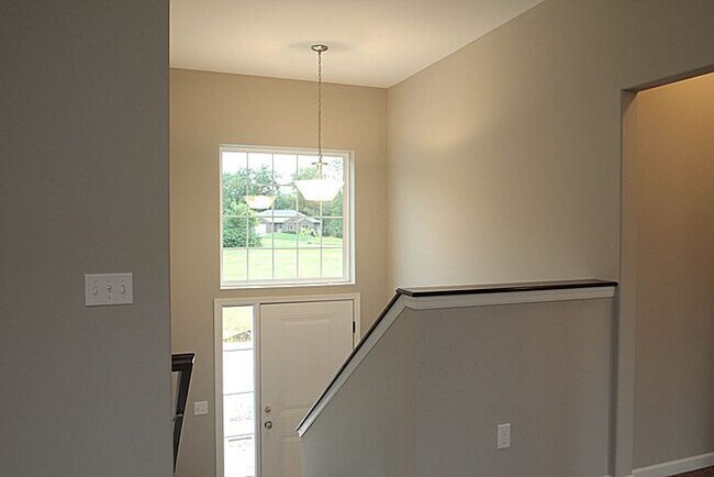 Building Photo - 4 Bedroom, 3 bath close to University.