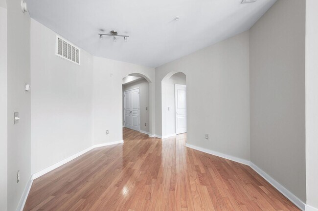 Building Photo - Spacious 3BR/2BA end unit at Bristol West ...