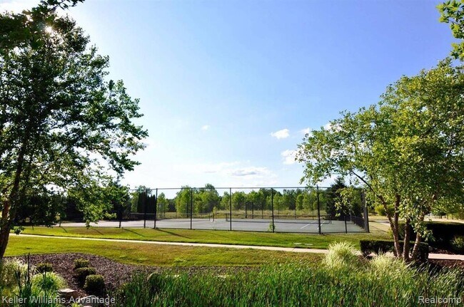 Building Photo - 1627 E Lakeview Ln