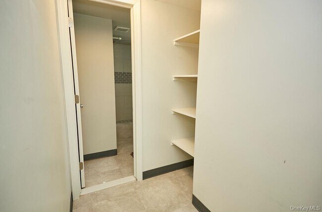 Building Photo - 14 Redbrook Rd