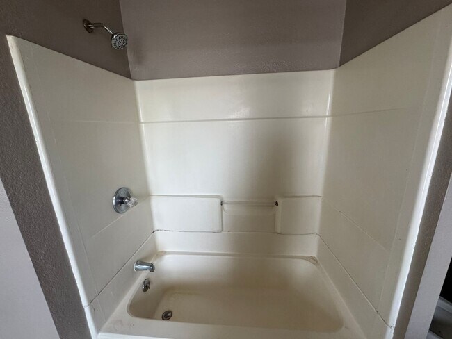 Building Photo - 416 Cascade St