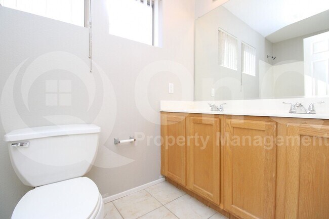 Building Photo - 490 W Ebony Way