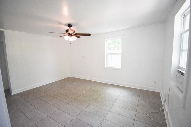 Building Photo - 2716 Sunrise St