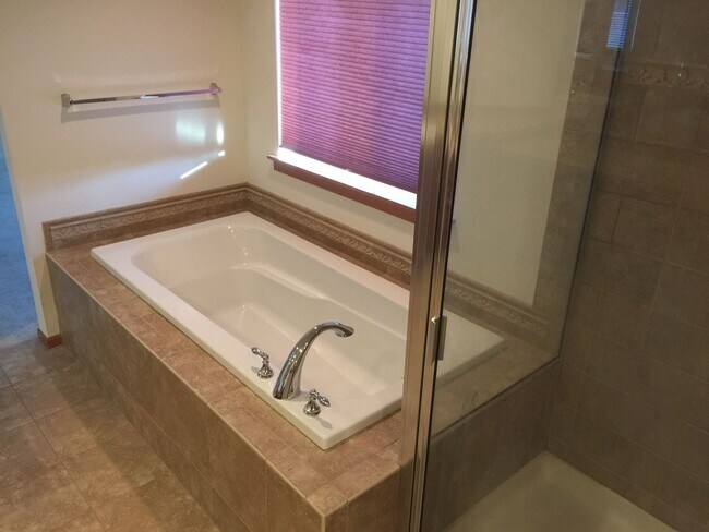 Building Photo - Beautifully Updated 4-Bedroom Home in Desi...
