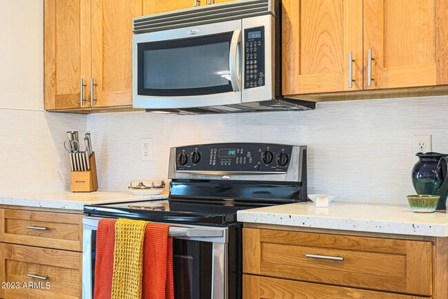 Building Photo - 421 Lila Cir