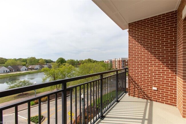 Building Photo - 670 Town Center Dr