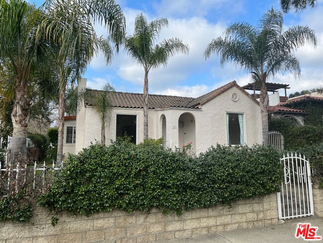 Building Photo - 101 N La Peer Dr