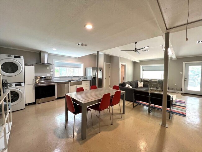 Building Photo - 3500 Del Robles Dr