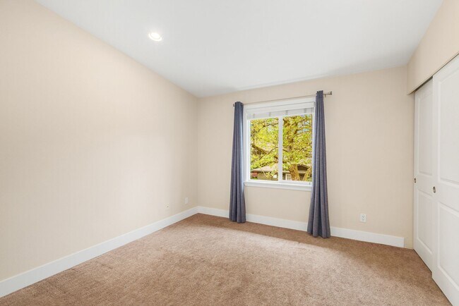 Building Photo - Welcoming Top Floor 1 Bedroom Condo - Gated Community with Parking
