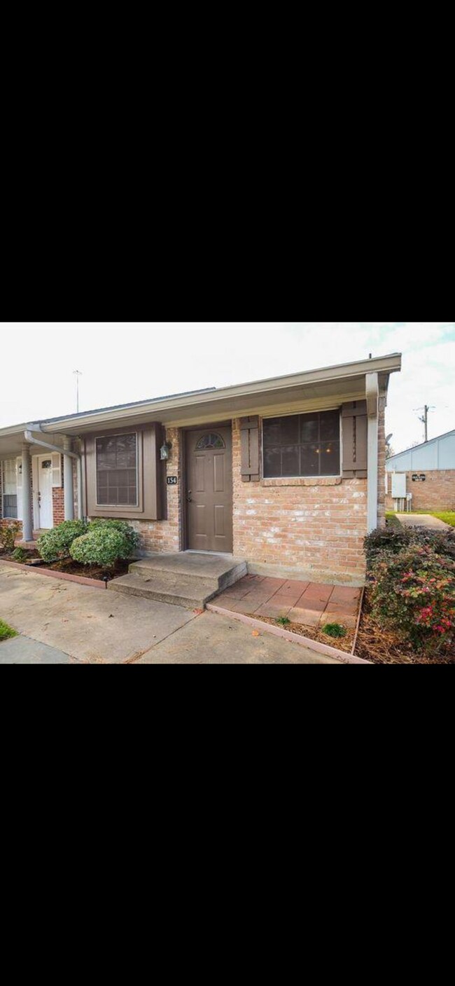 Building Photo - 1108 W Tri Oaks Ln