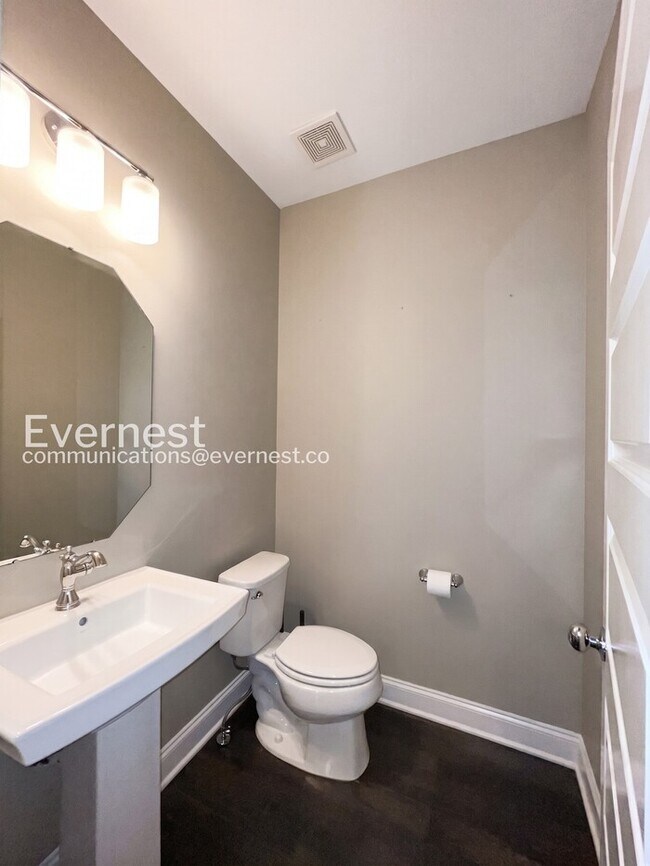 Building Photo - Spacious 3-Bed/3.5 Bath Townhome/ Available Now!