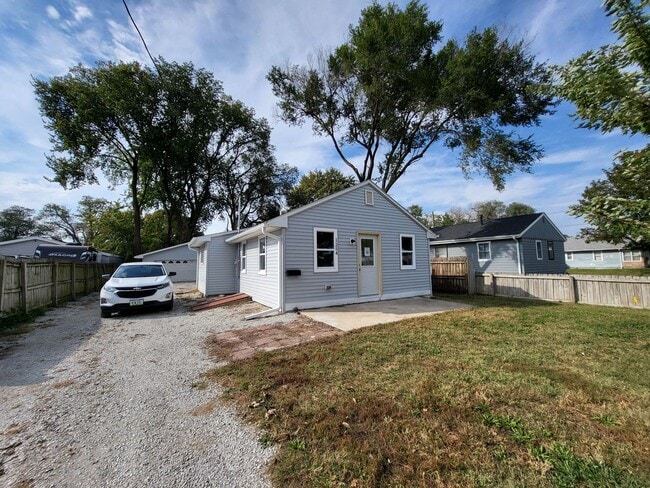 Building Photo - MOVE IN SPECIAL! Beautifully renovated East side home with 2+ car detached garage!