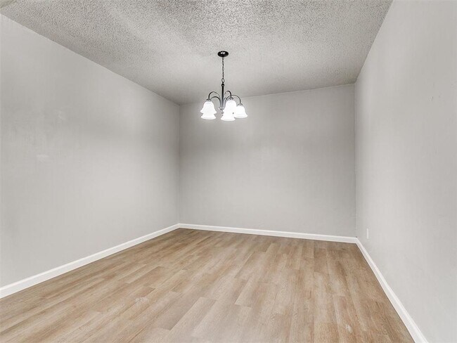 Building Photo - Super 4 Bed 1.5 Bath in the South Gate Addn in Moore, OK