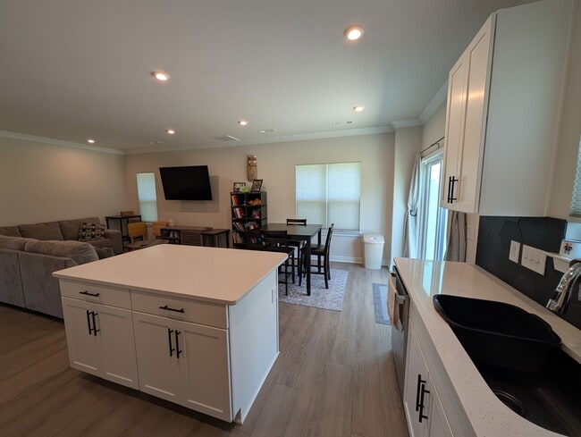Building Photo - 1189 Riverbrook Dr