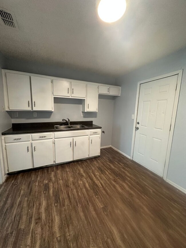 Building Photo - 301 N Louisiana St