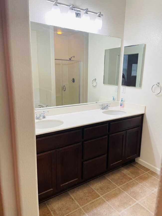 Building Photo - Modern 2 bed/2.5 bath with BONUS ROOM in West Sac