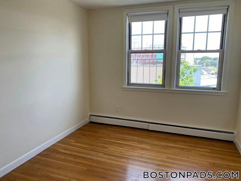 Building Photo - 160 N Beacon St