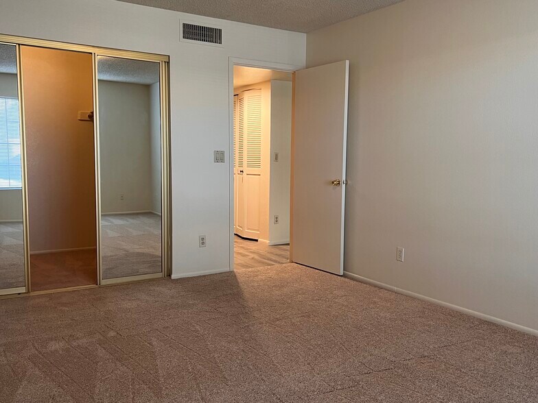 Building Photo - 700 E Mesquite Cir